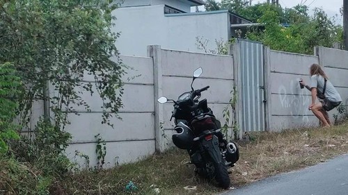 Aksi corat-coret tembok di wilayah Banjar Santhi Karya, Ungasan, Kuta Selatan, viral di media sosial. Aksi vandalisme itu diduga dilakukan oleh seorang bule.
