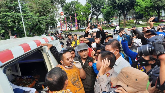 Aliansi Ojol Aksi Jahit Mulut