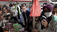 Sejumlah harga barang kebutuhan pokok (bapok) juga terpantau turun dan stabil. Hasil pantauan menunjukkan harga sejumlah komoditas bapok di Pasar Gayamsari jika dibandingkan bulan lalu tercatat stabil yaitu beras medium Rp10.000/kg, beras premium Rp12.500/kg, telur ayam ras Rp28.000/kg.