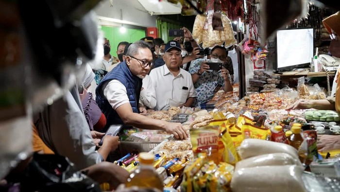 Menteri Perdagangan Zulkifli Hasan kembali turun ke pasar rakyat. Di Semarang, Jawa Tengah, harga minyak goreng curah rata-rata sudah berada di bawah Rp14.000/liter.