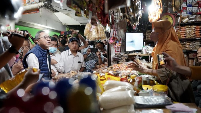 Asyik, Harga Minyak Goreng Curah di Jateng Dibawah Harga Pasar Menteri Perdagangan Zulkifli Hasan kembali turun ke pasar rakyat. Di Semarang, Jawa Tengah, harga minyak goreng curah rata-rata sudah berada di bawah Rp14.000/liter.