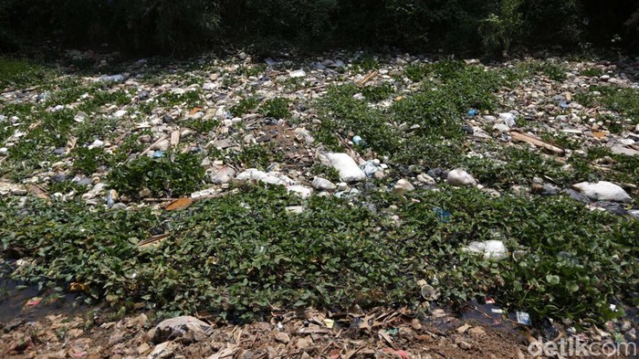 Sampah menumpuk di sepanjang Kali Cikarang, Desa Sakaringin, Sakawangi, Kabupaten Bekasi, Jawa Barat. Akibatnya bau busuk tercium ke mana-mana.