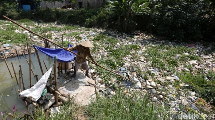 Banyak Sampah, Bau Busuk Menyengat dari Kali Cikarang Sampah menumpuk di sepanjang Kali Cikarang, Desa Sakaringin, Sakawangi, Kabupaten Bekasi, Jawa Barat. Akibatnya bau busuk tercium ke mana-mana.