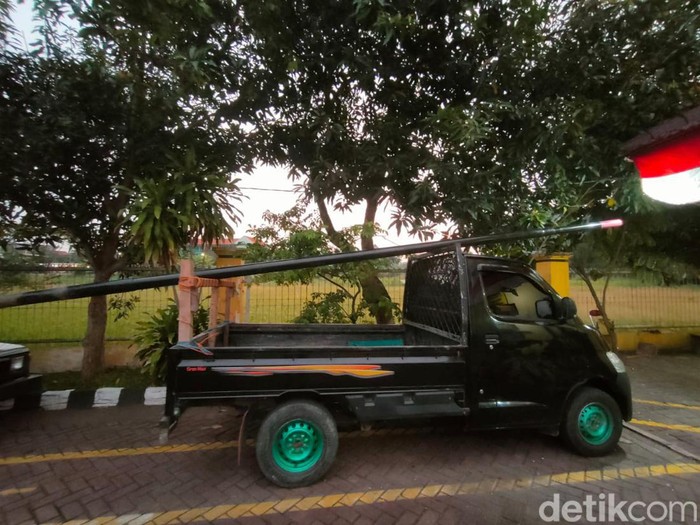 Barang bukti tiang fiber dan pikap