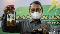 Menteri ESDM Arifin Tasrif menunjukkan BBM biodiesel tersebut. 