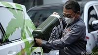 Menteri ESDM Arifin Tasrif mengisi bahan bakar biodiesel campuran minyak sawit 40% (B40) ke tangki mobil di Kantor ESDM, Jakarta, Rabu (27/7/2022).