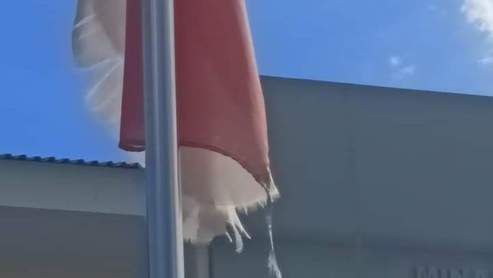 Bendera merah putih usang berkibar di Kantor Dinsos Minahasa Utara, Sulut.