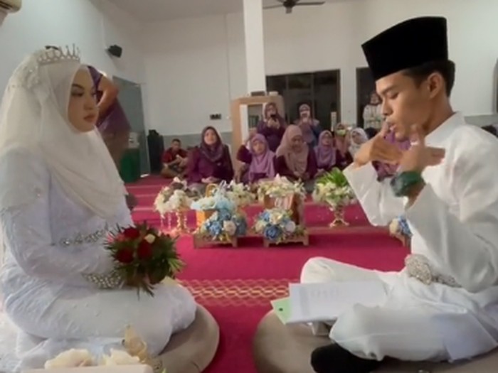 Beredar viral pengantin tuna wicara akad nikah dengan bahasa isyarat. Beredar viral pengantin tuna wicara akad nikah dengan bahasa isyarat.