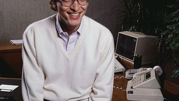 Foto Bill Gates masa muda berkacamata tebal. Saat itu, dia dikenal pekerja keras. Paul Allen pernah mengatakan Gates amat gila bekerja sepanjang malam dan juga weekend. Kami kadang membicarakan bagaimana Bill tidur di karpet kantor. Sekretaris yang datang akan melihat kaki Bill menyembul. Kami sangatlah hard core, kisah Allen. Foto: Getty Images