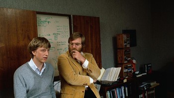 Ini saat berbincang dengan Paul Allen, sahabatnya dan juga pendiri Microsoft. Ketika Gates berusia 13 tahun, orang tuanya mendaftarkannya di Lakeside School Seattle. Nah di Lakeside lah suami dari Melinda Gates ini bertemu Paul Allen. Foto: Getty Images