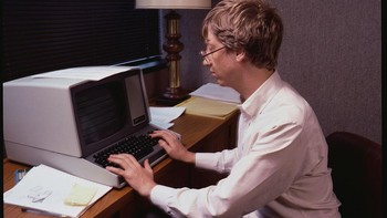 Bill Gates unggul dalam matematika dan sains saat di sekolah. Di satu sisi, Gates memiliki gairah mendalami teknologi, tepatnya ketika ia berusia 13 tahun. Dia menulis sebuah program dalam bahasa komputer BASIC. Program ini adalah permainan tic-tac-toe di mana pengguna dapat bermain melawan komputer. Foto: Getty Images