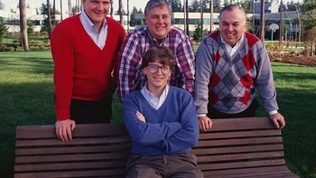 Bersama beberapa eksekutif Microsoft, salah satunya Steve Ballmer di sebelah kiri yang nantinya akan menjadi CEO Microsoft Foto: Getty Images