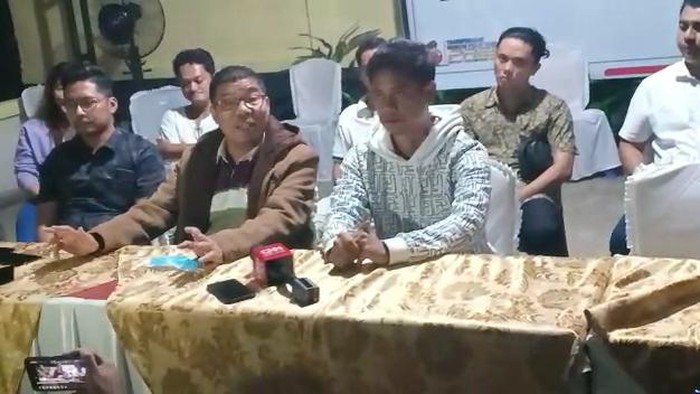 Kuasa hukum keluarga Brigadir Yoshua, Johnson Panjaitan memberikan keterangan kepada wartawan jelang pelaksanaan autospi ulang Brigadir Yoshua. (Ferdi/detikSumut)