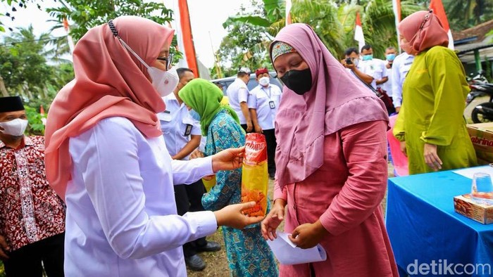 Bupati Banyuwangi Ipuk Fiestiandani saat memberikan minyak goreng pada peserta vaksinasi booster