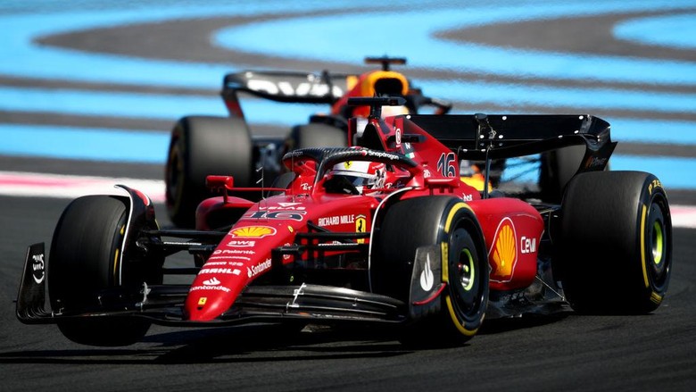 Charles Leclerc LE CASTELLET, FRANCE - JULY 24: Charles Leclerc of Monaco driving the (16) Ferrari F1-75 leads Max Verstappen of the Netherlands driving the (1) Oracle Red Bull Racing RB18 during the F1 Grand Prix of France at Circuit Paul Ricard on July 24, 2022 in Le Castellet, France. (Photo by Joe Portlock - Formula 1/Formula 1 via Getty Images)