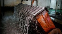 Temperatur udara di China melonjak akibat gelombang panas, hal tersebut yang membuat pabrik pembuat es sibuk.