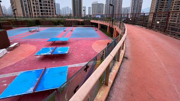 China Punya Stadion Olahraga di Atas Mal, Nih Fotonya CHONGQING, CHINA - DECEMBER 8, 2021 - A sports stadium is seen on the roof of a shopping mall in Chongqing, China, on December 8, 2021. It is reported that the