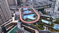 Sebuah stadion olahraga terlihat di atap sebuah pusat perbelanjaan di Chongqing, China, dipotret 8 Desember 2021. Kota Chongqing jauh di selatan Ibu Kota Beijing, sekitar 1800 km.