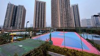 Di bagian tengah ada empat lapangan tenis meja, tiga lapangan bulu tangkis, sebuah lapangan basket, dan area bermain anak.  
