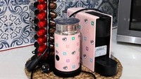 Di dapurnya ada satu sudut kopi yang disusun secara apik. Mulai dari mesin kopinya hingga wadah pelengkapnya dilapisi dengan warna pink dan bagian rak kapsul kopinya diurutkan berdasarkan warnanya. Foto: Instagram/biasalahanakmuda