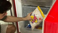 Pada kulkas bagian chiller di bawah, Refal Hady banyak menyimpan makanan beku. Mulai dari cokelat, es krim hingga kentang goreng yang menjadi penyelamatnya saat kelaparan. Foto: Instagram/biasalahanakmuda