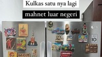 Tak hanya satu, ternyata dapur Refal Hady menyimpan dua buah kulkas. Kulkasnya yang satu ini terdiri dari dua pintu dengan bagian dispenser air dan es batu di salah satu sisi pintunya. Foto: Instagram/biasalahanakmuda