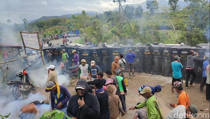 Demo warga tolak pengukuran lahan eks HGU PTPN XIV di Enrekang.