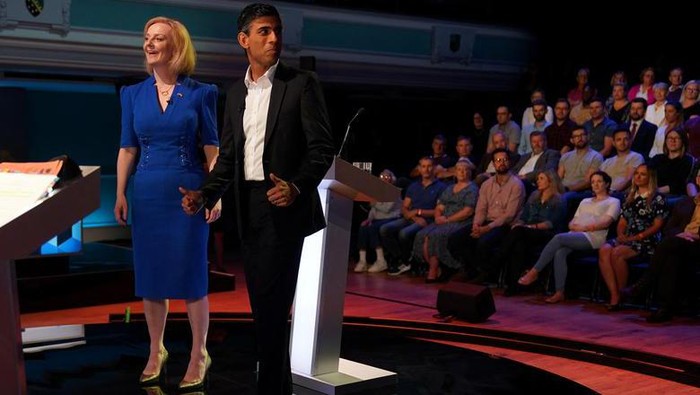 Candidates Rishi Sunak and Liz Truss stand on the stage before taking part in the BBC Conservative party leadership debate at Victoria Hall in Hanley, Stoke-on-Trent, Britain, July 25, 2022. Jacob King/Pool via REUTERS