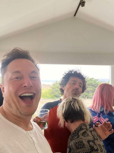 Elon Musk dan Sergey Brin (sumber: Twitter Elon Musk)