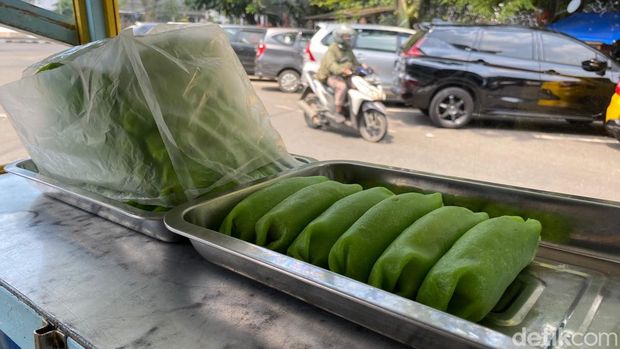 Es pisang ijo.