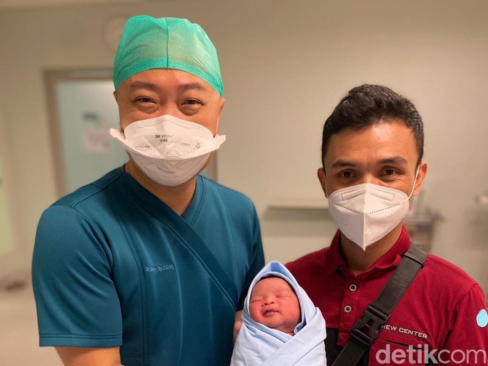 Foto dokter Benny dan Mahrus. Foto: Dok. pribadi @drbennyarifin. Foto dokter Benny dan Mahrus. Foto: Dok. pribadi @drbennyarifin.