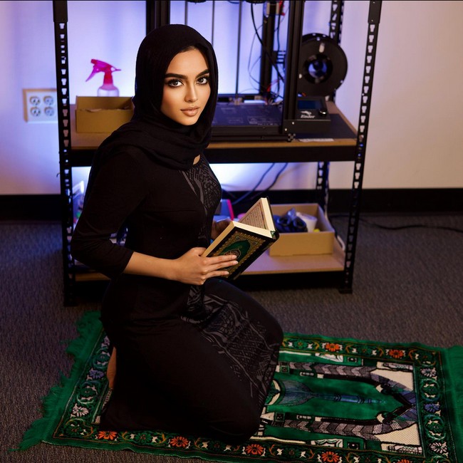 Beberapa video TikTok Mariam Hadid sengaja ditutup kolom komentarnya. Warganet ada yang bertanya-tanya tentang agama yang ia anut dan maksud dari konten yang telah ia buat di TikTok.  Foto: Dok. Instagram @mariam.hadid3.