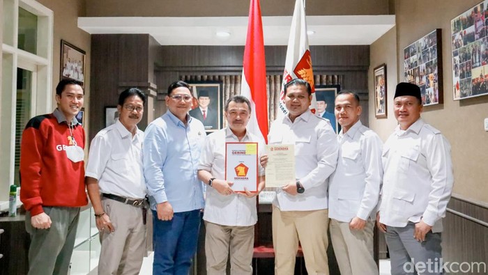 Ganjar Ramadhan saat menerima SK Ketua DPC Partai Gerindra Cianjur.