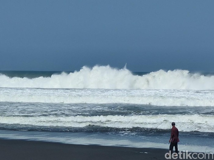 Gelombang tinggi di Pantai Congot, Kulon Progo, DIY, Rabu (27/7/2022). Nelayan memilih libur melaut.