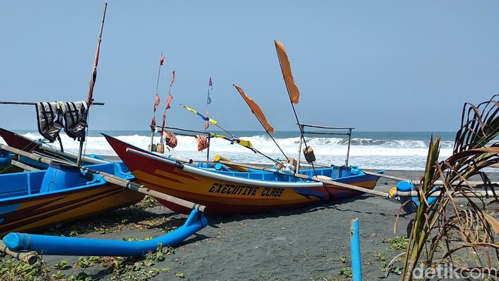 Gelombang tinggi di Pantai Congot, Kulon Progo, DIY, Rabu (27/7/2022). Nelayan memilih libur melaut.