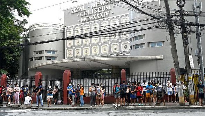 Residents evacuate their building after a 7.1 magnitude earthquake, some 300 kilometers away, was felt in Manila on July 27, 2022. (Photo by JAM STA ROSA / AFP) (Photo by JAM STA ROSA/AFP via Getty Images)