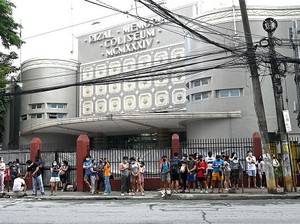 Ngerinya Gempa Bikin Orang-orang Lari Keluar Gedung di Filipina