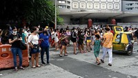 Gempa yang terasa hingga Manila membuat warga Filipina berhamburan ke luar gedung. (Jam Sta Rosa/AFP/Getty Images)  