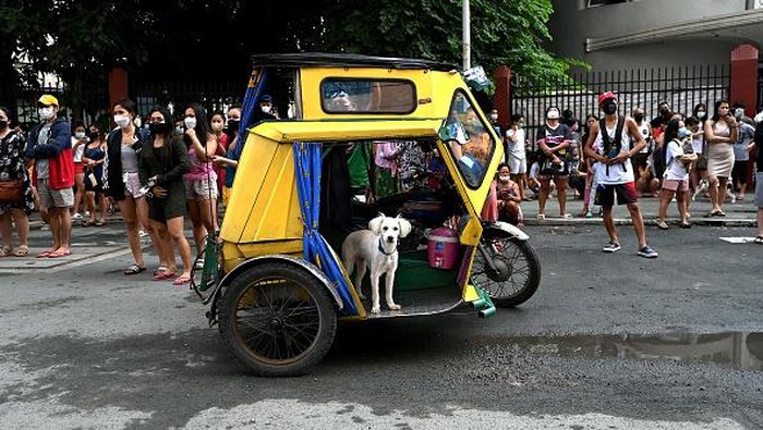 Residents evacuate their building after a 7.1 magnitude earthquake, some 300 kilometers away, was felt in Manila on July 27, 2022. (Photo by JAM STA ROSA / AFP) (Photo by JAM STA ROSA/AFP via Getty Images)