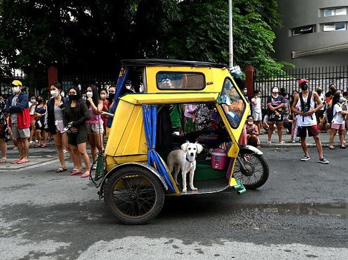 Residents evacuate their building after a 7.1 magnitude earthquake, some 300 kilometers away, was felt in Manila on July 27, 2022. (Photo by JAM STA ROSA / AFP) (Photo by JAM STA ROSA/AFP via Getty Images)