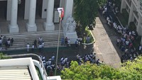 Warga berhamburan ke laur gedung setelah gempa berkekuatan Magnitudo (M) 7,1 terasa di Manila, Filipina, Rabu (27/7/2022). (Ted Aljibe/AFP/Getty Images)  