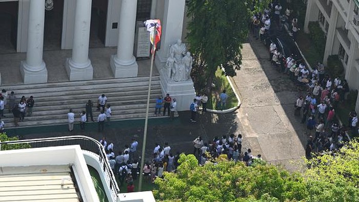 Gempa Goyang Filipina, Warga Berhamburan ke Luar Gedung Employees of a government office gather outside their building in Manila on July 27, 2022, after a 7.1-magnitude earthquake hit the northern Philippines. (Photo by Ted ALJIBE / AFP) (Photo by TED ALJIBE/AFP via Getty Images)