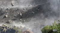 Batu besar ini berhatuhan. Gempa yang terjadi di Filipina, Rabu (27/7), memicu longsor di pegunungan batu tersebut.