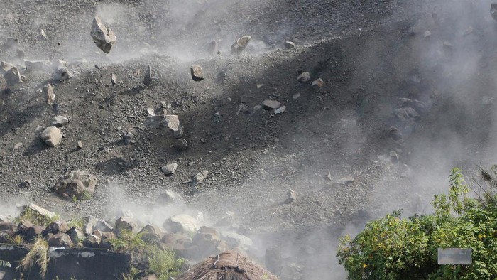 Gunung Batu di Filipina Runtuh Digoyang Gempa A damaged truck lies beside boulders after it fell along a road during an earthquake in Bauko, Mountain Province, Philippines on Wednesday July 27, 2022. A strong earthquake left some people dead and injured dozens in the northern Philippines on Wednesday, where the temblor set off small landslides and damaged buildings and churches and prompted terrified crowds and hospital patients in the capital to rush outdoors. One passenger was injured after a boulder hit the vehicle. (AP Photo/Harley Palangchao)