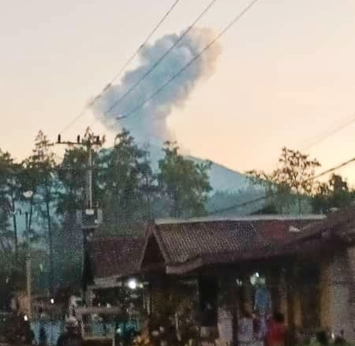 gunung raung meletus