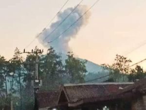 Kala Gunung Raung Meletus Bikin Warga Kelilipan Abu Vulkanik