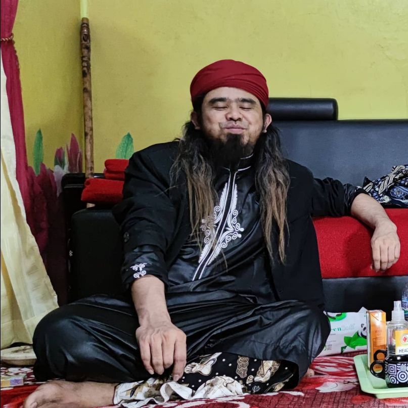 Gus Samsudin Jadab menjadi objek pemberitaan, setelah Pesulap Merah Marcel Radhival datang ke padepokannya. Ia dikenal sebagai pendakwah sekaligus YouTuber.