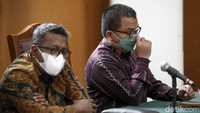 Kuasa hukum Mardani Maming, Denny Indrayana (kanan) menyimak putusan yang dibacakan hakim Hendra Utama Sutardodo. Diketahui, Mardani H Maming resmi menjadi buron setelah masuk daftar pencarian orang (DPO) yang diminta KPK. Mardani H Maming sebelumnya dianggap tidak kooperatif hingga hendak dijemput paksa KPK.