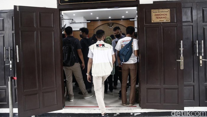 Hakim PN Jaksel tidak menerima permohonan praperadilan yang diajukan mantan Bupati Tanah Bumbu, Mardani Maming. Hakim menilai permohonan Mardani prematur.