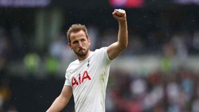 LONDON, ENGLAND - MAY 15: Harry Kane of Tottenham Hotspur celebrates after their sides victory during the Premier League match between Tottenham Hotspur and Burnley at Tottenham Hotspur Stadium on May 15, 2022 in London, England. (Photo by Ryan Pierse/Getty Images)